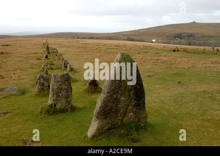 Le righe di pietra fuori la B3357 a Merrivale, Tavistock, sul Parco Nazionale di Dartmoor. XPL 4315-407 Foto Stock