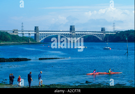 Britannia ponte attraverso il Menai stretto collegamento di Anglesey isola alla terraferma Gallese Foto Stock