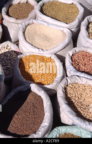 Legumi secchi nel mercato Orgiva Alpujarras Andalusia in Spagna Meridionale s Sierra Nevada Foto Stock