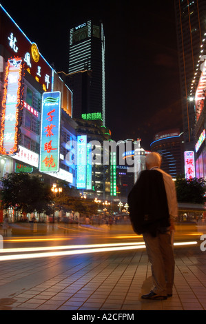 Vista verso il Monumento della Liberazione con luce sentieri, Chongquing Cina Foto Stock
