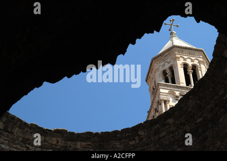 Vista del Campanile della cattedrale attraverso il tetto del Vestibolo del Palazzo di Diocleziano, Split Croazia Foto Stock