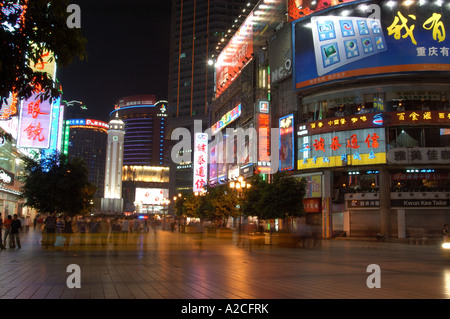 Vista verso il Monumento della Liberazione di notte, Chongqing Cina Foto Stock