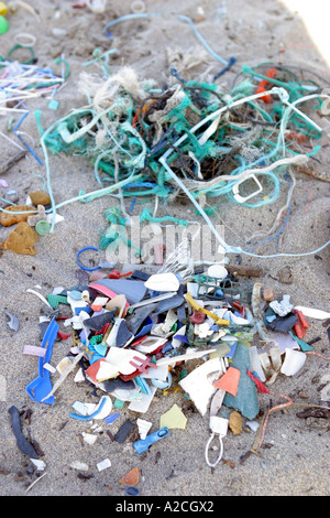 Campioni di scartare la lenza, reti e plastica trovati su una spiaggia Foto Stock