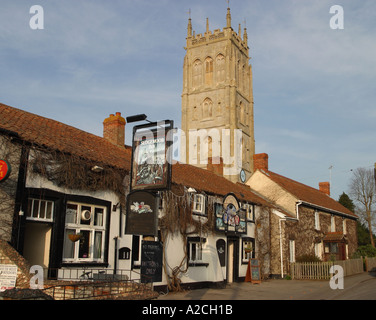 Westonzoyland pub e villaggio chiesa sui livelli di Somerset Foto Stock