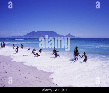 Bambini nel mare, Bloubergstrand, Città del Capo, Sud Africa. Foto Stock