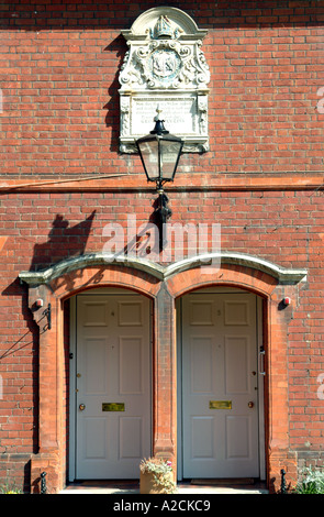 Coppia di porte anteriori con portico ad archi Winchester Hampshire Southern England Regno Unito Foto Stock