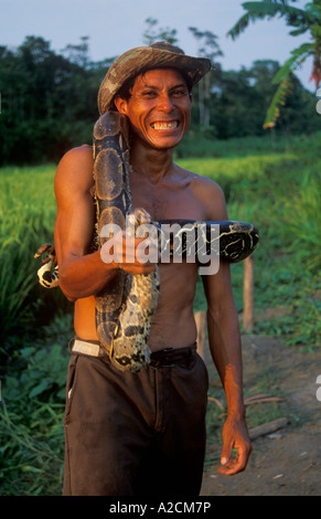 Il cosiddetto Boa l uomo è la presentazione di un serpente. Egli possiede un piccolo zoo privato presso il Rio delle Amazzoni nei pressi di Iquitos. Foto Stock