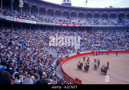 I partecipanti di una corrida inserendo l'arena di Barcellona in Spagna Foto Stock