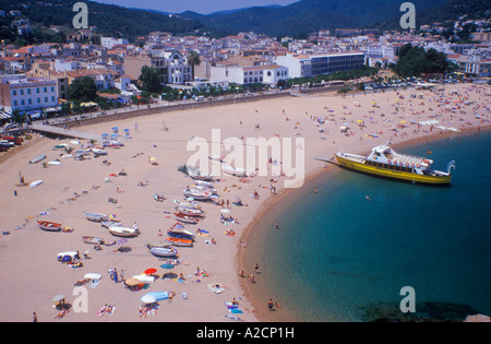 Nave passeggeri presso la spiaggia di Tossa de Mar a Costa Brava in Spagna Foto Stock