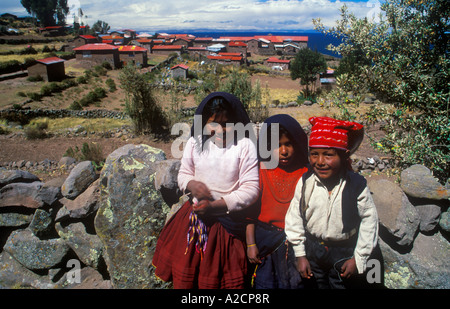 Bambini su Isla Taquile nel lago Titicaca in Perù Foto Stock