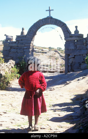 Bambina su Isla Taquile nel lago Titicaca in Perù Foto Stock