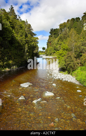 Una vista da Clearwater River ponte di sospensione. Il fiume fuoriesce il lago Matheson ed è di colore bruno a colori. La Nuova Zelanda. Foto Stock