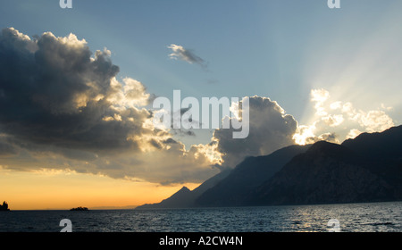 Tramonto spettacolare sul Lago di Garda Italia Foto Stock