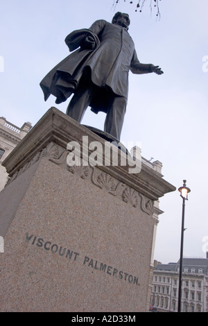La statua del visconte Palmerston Parliament Square Westminster è una scultura in bronzo all'aperto di Henry John Temple, III visconte Palmerston Foto Stock