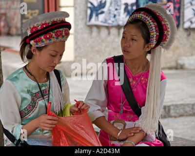 Giovani donne Bai a Dali Cina Foto Stock