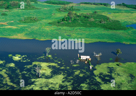 Vista aerea di case inondate in Amazzonia inferiore floodplain durante le acque alte alla fine della stagione delle piogge in Pará Brasile Foto Stock