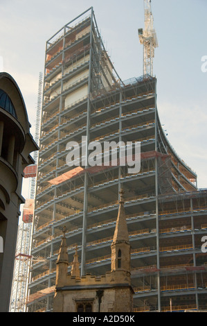 Nuovo ufficio sviluppo sotto la costruzione nella città di Londra con la vecchia chiesa in primo piano Foto Stock