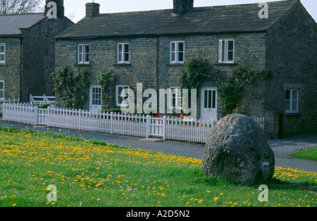 Cottage in pietra e il villaggio verde, Est Witton, Wensleydale, Yorkshire Dales National Park, North Yorkshire, Inghilterra, Regno Unito. Foto Stock