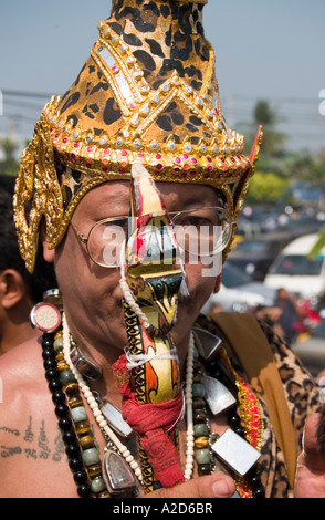 Un sacerdote al bizzarro Wat Bang Tempio Pra tattoo festival della Thailandia Foto Stock