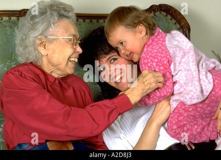 Grande nonna 90 anni giocando con la madre e il bambino età 29 e 1. Western molle Illinois USA Foto Stock