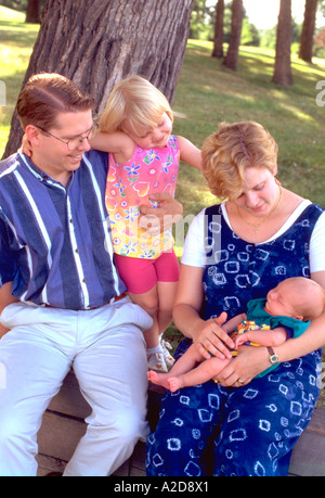 I giovani genitori età 30 con la figlia di 3 anni e baby boy. Merriam Park St Paul Minnesota USA Foto Stock