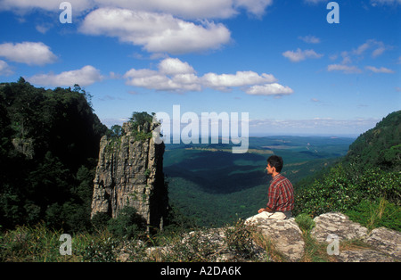 Turistico a pinnacle affioramento di granito punto panoramico dalla scarpata oltre il lowveld Mpumalanga in Sudafrica Foto Stock