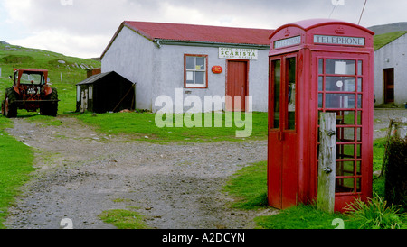 Il Post Office a Scarista, Harris, Western Isles, Scozia, con rari porta doppia cabina telefonica Foto Stock