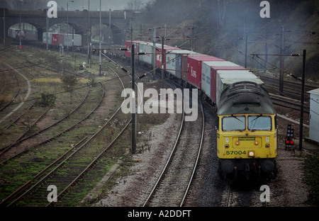 Freightliner treno merci passando la East Suffolk junction, Ipswich Suffolk sul tragitto per il porto di Felixstowe, Regno Unito. Foto Stock