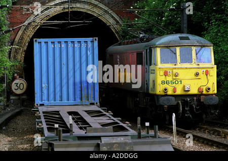 I treni merci che passano attraverso il tunnel sulla Felixstowe a Nuneaton linea ferroviaria Ipswich, Suffolk, Regno Unito. Foto Stock