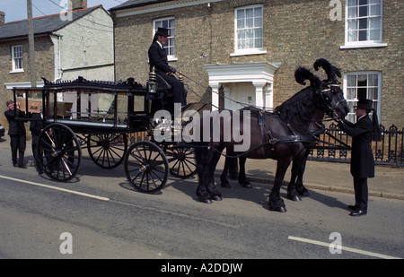 Cavallo funebre al di fuori di un funerale di famiglia registi a Alderton vicino a Woodbridge, Suffolk, Regno Unito. Foto Stock