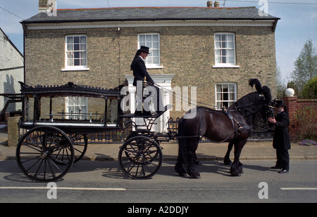 Cavallo funebre al di fuori di un funerale di famiglia registi a Alderton vicino a Woodbridge, Suffolk, Regno Unito. Foto Stock