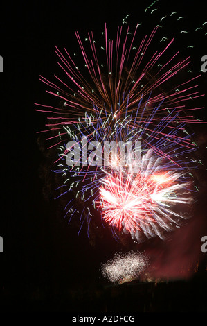 Fuochi d'artificio sopra il porto di Leith, Edimburgo, Lothian, Scozia. Foto Stock