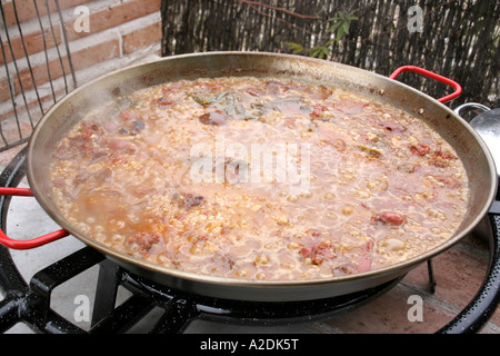 La paella essendo cotti fuori. Foto Stock