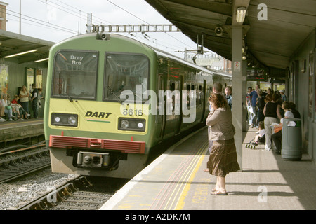 Dart entrando Tara Street Station Dublino Irlanda Eire Foto Stock