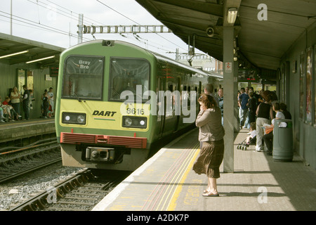 Dart entrando Tara Street Station Dublino Irlanda Eire Foto Stock