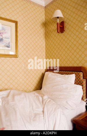 Disfatto singolo hotel bed Foto Stock
