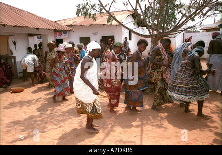 Donne che danzano al cerimonia voodoo , Ouidah, Africa occidentale Foto Stock