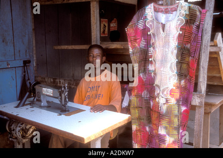 Giovane sarto africano nel mercato all'aperto, Accra, Ghana Foto Stock