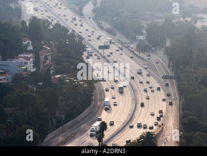 Hollywood superstrada che conduce da e per il centro cittadino di Los Angeles come visto dalle colline di Hollywood Foto Stock