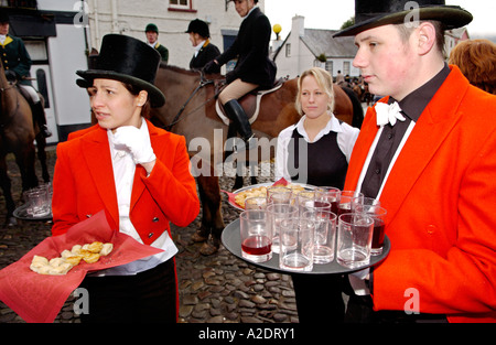 Brecon e west calder Hunt Crickhowell Powys Wales UK GB personale dell'Orso Hotel servire vino brulé e sminuzzato torte per piloti Foto Stock