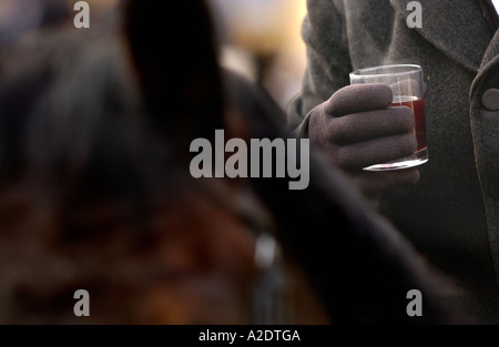 Huntsman bevendo un vin brulé a Brecon e west calder Hunt Crickhowell Powys Wales UK Foto Stock