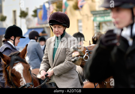 Brecon e west calder Hunt Crickhowell Powys Wales UK GB di raccolta al di fuori del Bear Hotel Foto Stock