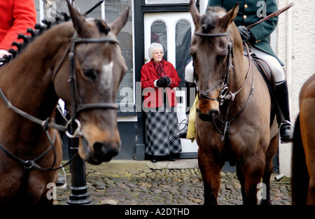 Brecon e west calder Hunt Crickhowell Powys Wales UK GB di raccolta al di fuori del Bear Hotel Foto Stock