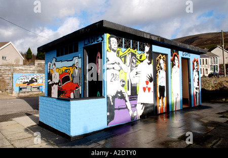 Comunità progetto graffiti sul wc pubblico nella ex miniera di carbone villaggio di Nantymoel Mid Glamorgan South Wales UK Foto Stock