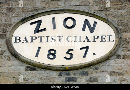 Nome lapide sulla parte esterna di Sion Battista Cappella Llanelli Carmarthenshire Wales UK GB datata 1857 Foto Stock