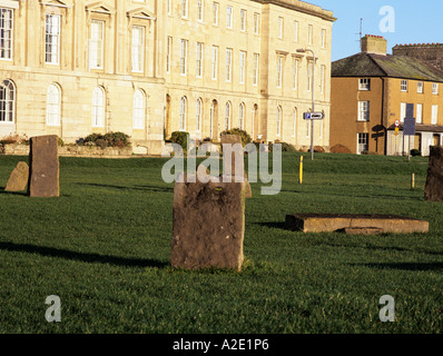 BEAUMARIS ISOLA DI ANGLESEY UK Gennaio pietre permanente sul verde nella parte anteriore del Victoria Terrace Foto Stock