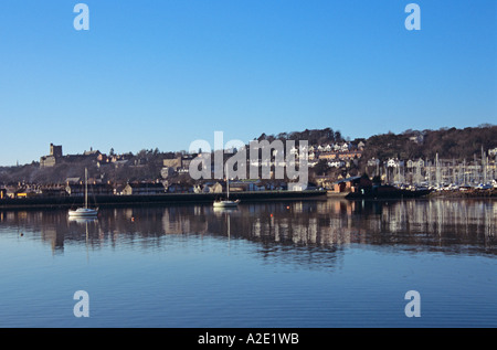 PORTH PENRHYN GWYNEDD North Wales UK Gennaio guardando attraverso il Menai Strait a Bangor City Foto Stock