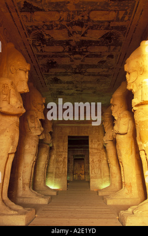 AF, Egitto, Abu Simbel. Statue Ramesse II, Hypostyle Hall nel grande Tempio. Foto Stock