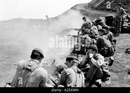 I comandanti dei Royal Marines testano il fuoco delle loro mitragliatrici sull'isola di Ascensione prima del conflitto delle Falklands nel 1982 Foto Stock