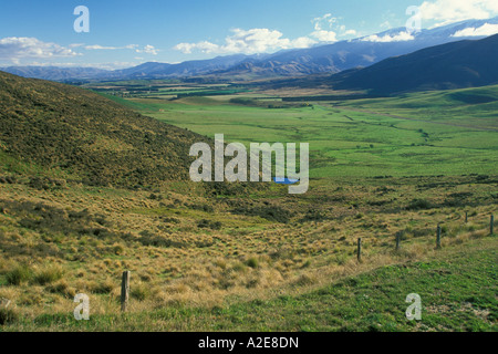 Guardando verso il basso la Opuha River Valley Ovest del monte Peel Canterbury sud Isola del Sud della Nuova Zelanda Foto Stock